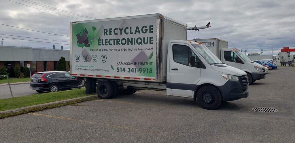 Wrapping de voiture d’entreprise avec logo et message publicitaire à Montréal